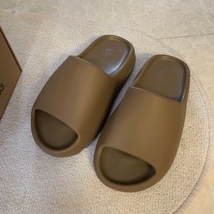 Yeezy slide Size 5